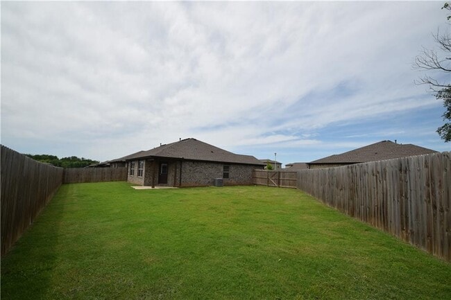 Building Photo - 400 Rineel Ave