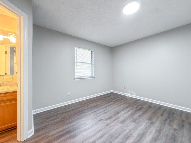 Building Photo - 1556 Twin Lakes Cir