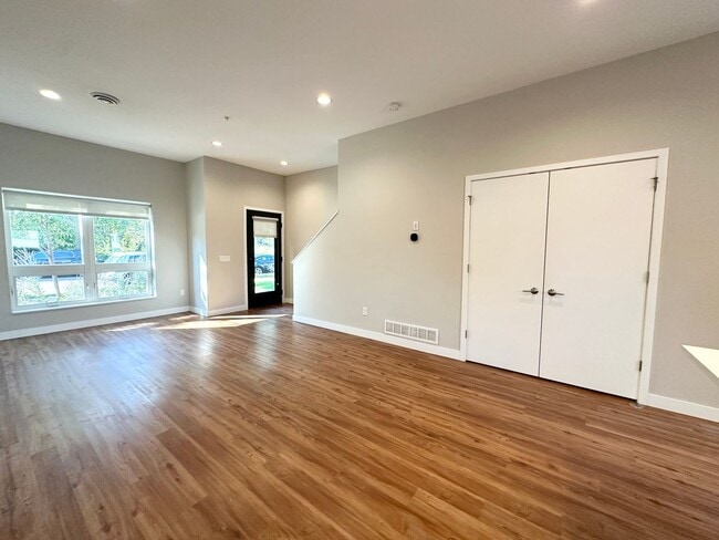 Building Photo - ONE MONTH FREE ON 12-MONTH LEASE!