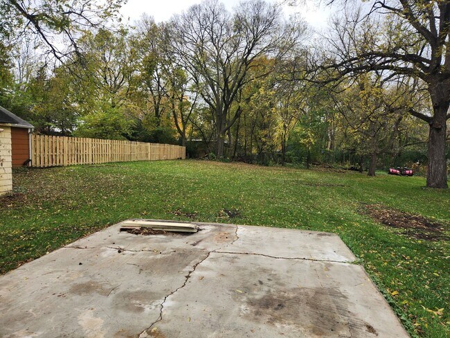 Building Photo - 4 bed 1 bath single family house.