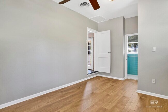 Building Photo - 703 Belrose Ave