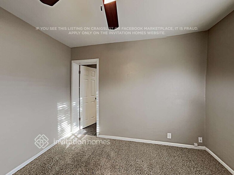 Building Photo - 2532 E Clarendon Ave