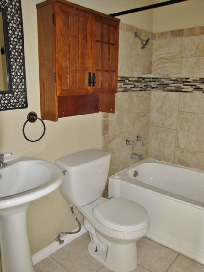 Building Photo - 4BR/2BA/1CG, 1374 sq.ft., w/central A/C in Sierra Vista, AZ