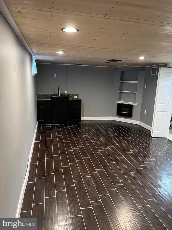 Building Photo - 237 Miner St