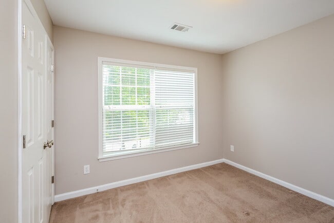 Building Photo - 745 Friars Head Dr NE