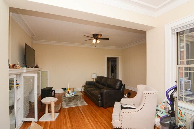 Building Photo - 4400 N Racine Ave