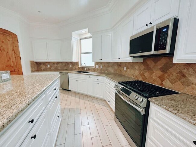Primary Photo - Palacial 6 Bed in Olde Carlsbad with Ocean...