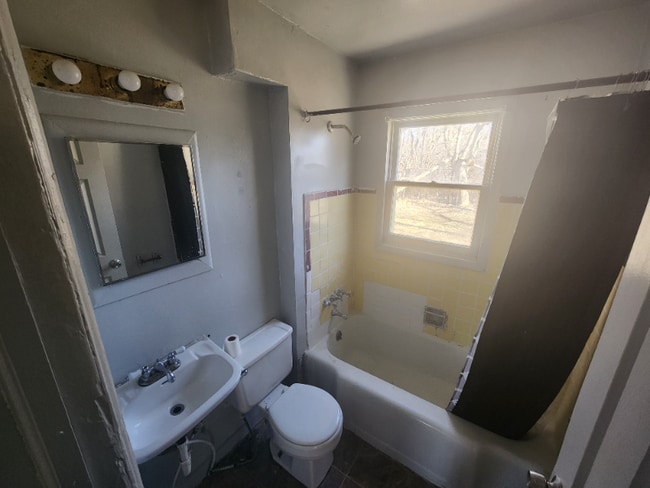 Building Photo - 5514 Granville Ave