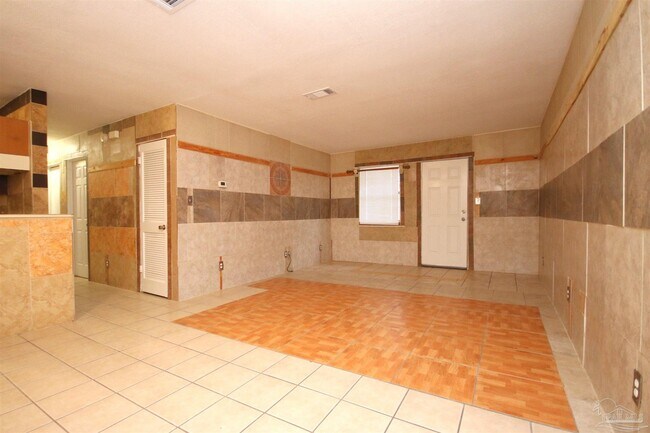 Building Photo - 130 E 9 Mile Rd