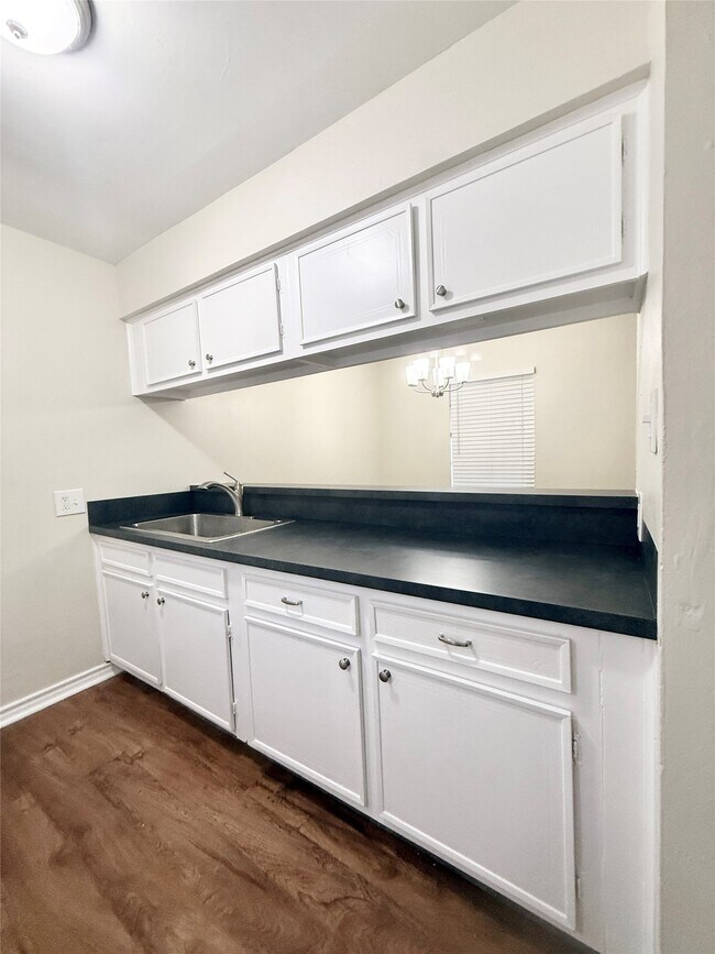 Building Photo - 321 E Cedar St