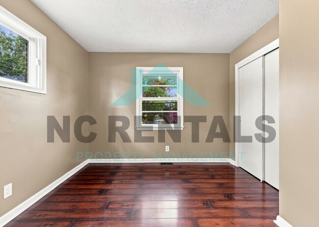 Building Photo - 1800 Woodmere Dr