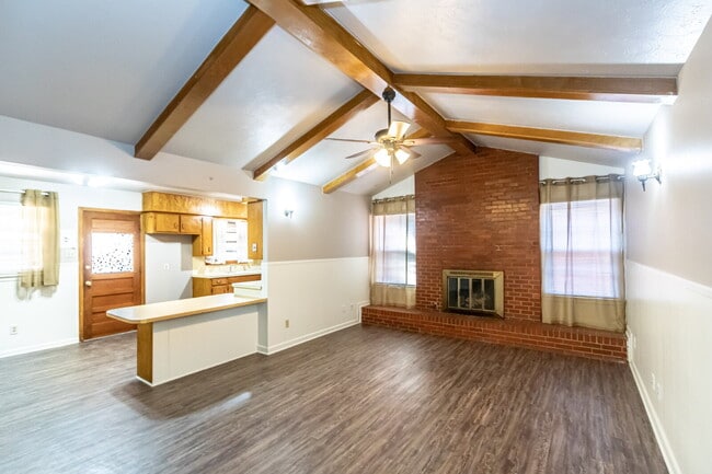 Building Photo - 4 bedroom in central location