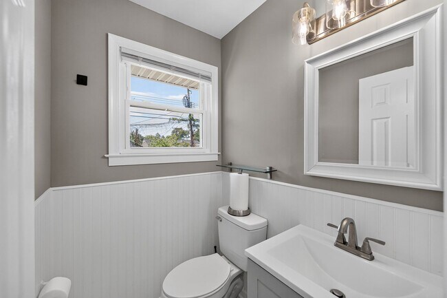 Building Photo - Updated Single-Family Home for Rent in Fairlawn