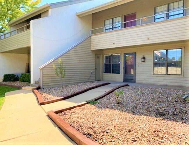 Building Photo - 11140 N Stratford Dr