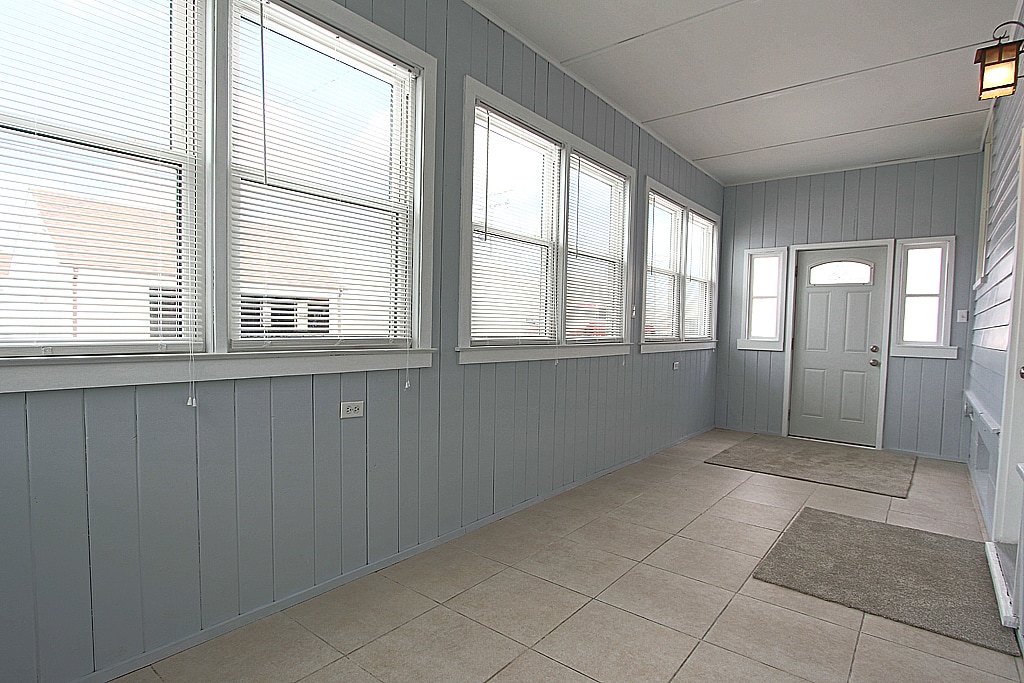 Large 22 ft x 8 ft Three-Season Room - 1808 34th St