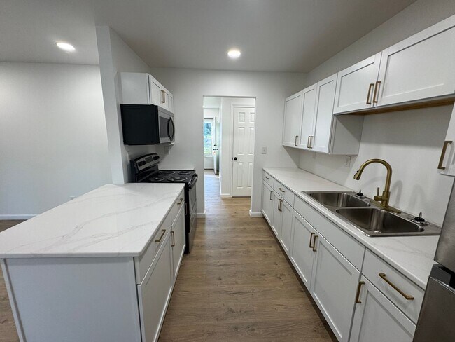 Building Photo - 3 Bedroom, 1 bath house with a bonus room