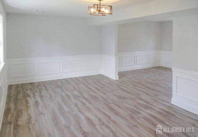 Building Photo - 156 Cliffwood Ave W