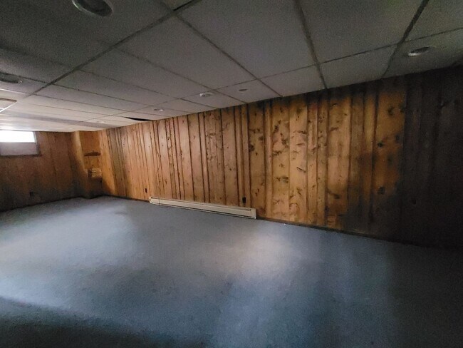 Building Photo - Great NE location 3 bedroom 1 bath, 1 stal...
