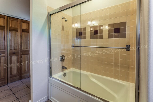 Building Photo - Beautiful 2- Bedroom near Miramont Park!