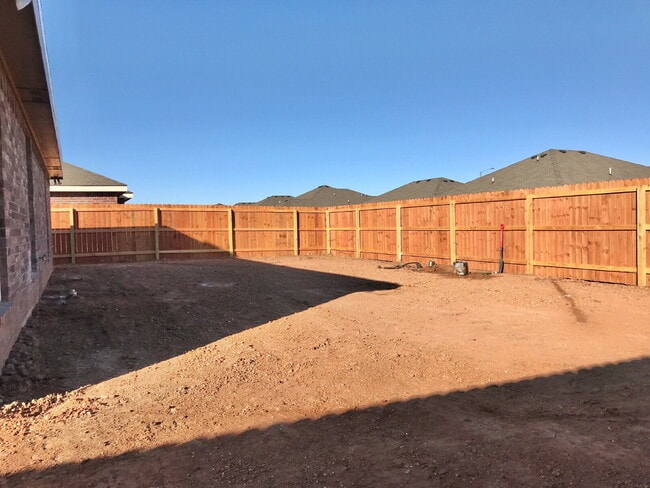 Building Photo - 3/2/2 In Willow Bend!
