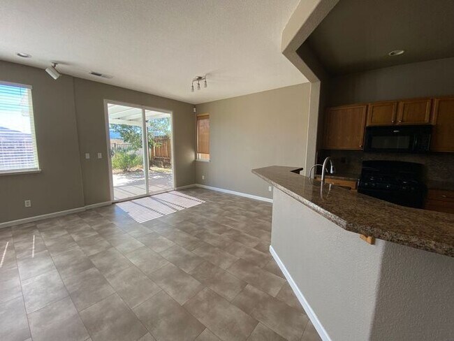 Building Photo - NW Reno 4 Bedroom Home - Mountain Views