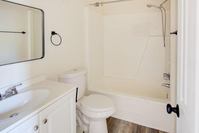 Building Photo - 2 Bedroom, 2 Bath Updated Condo, Newpointe...