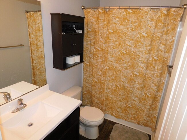 Building Photo - Like New Townhome!