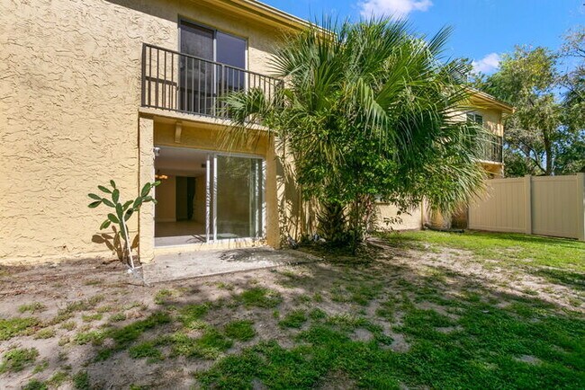 Building Photo - Town Home For Rent in Town 'n' Country!