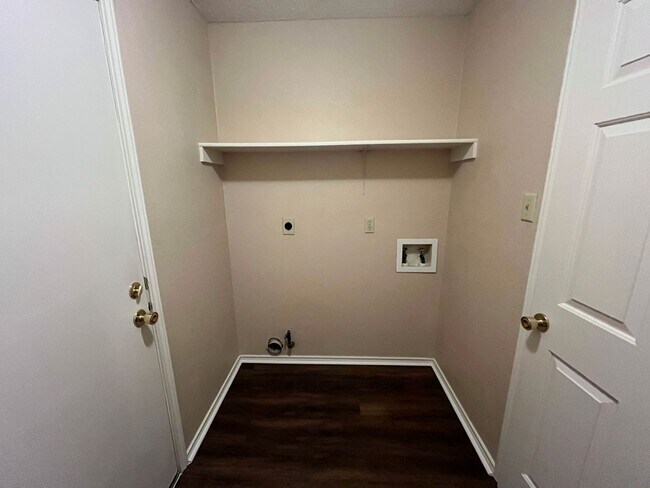 Building Photo - Large 4 Bedroom Home in Skipcha Mountain!
