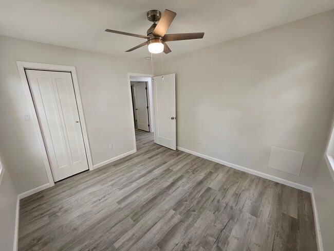 Building Photo - 906 Elfin Ave