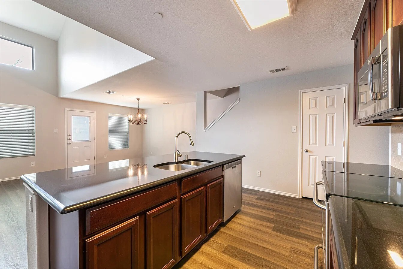 Building Photo - 9829 Fleetwood Dr