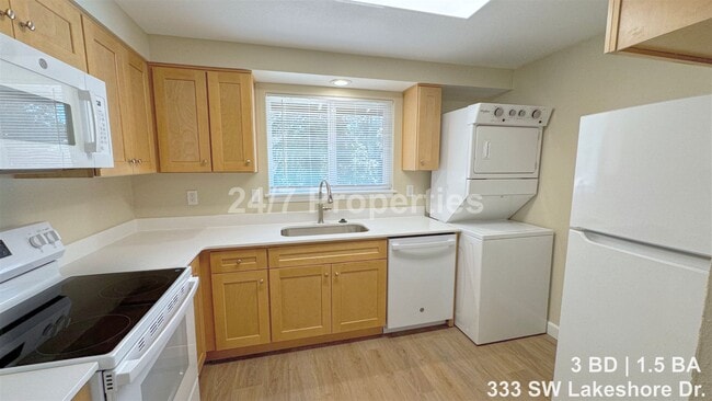 Building Photo - 333 SW Lakeshore Dr
