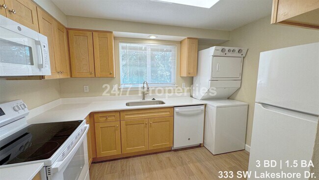 Building Photo - Freshly Updated 3 BD | 1.5 BA Unit - Downtown Estacada