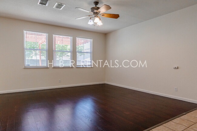 Building Photo - 803 Twin Oaks Dr