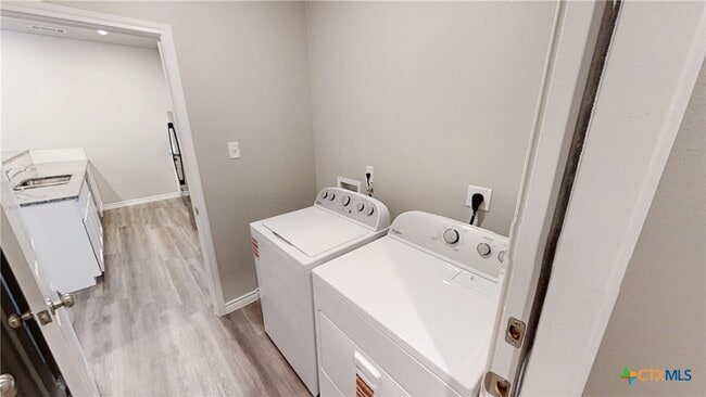 Building Photo - 2107 Wildewood Dr