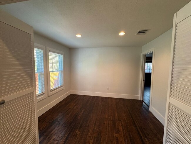 Building Photo - Renovated 1915 Craftsman Cottage Near Southtown & King William