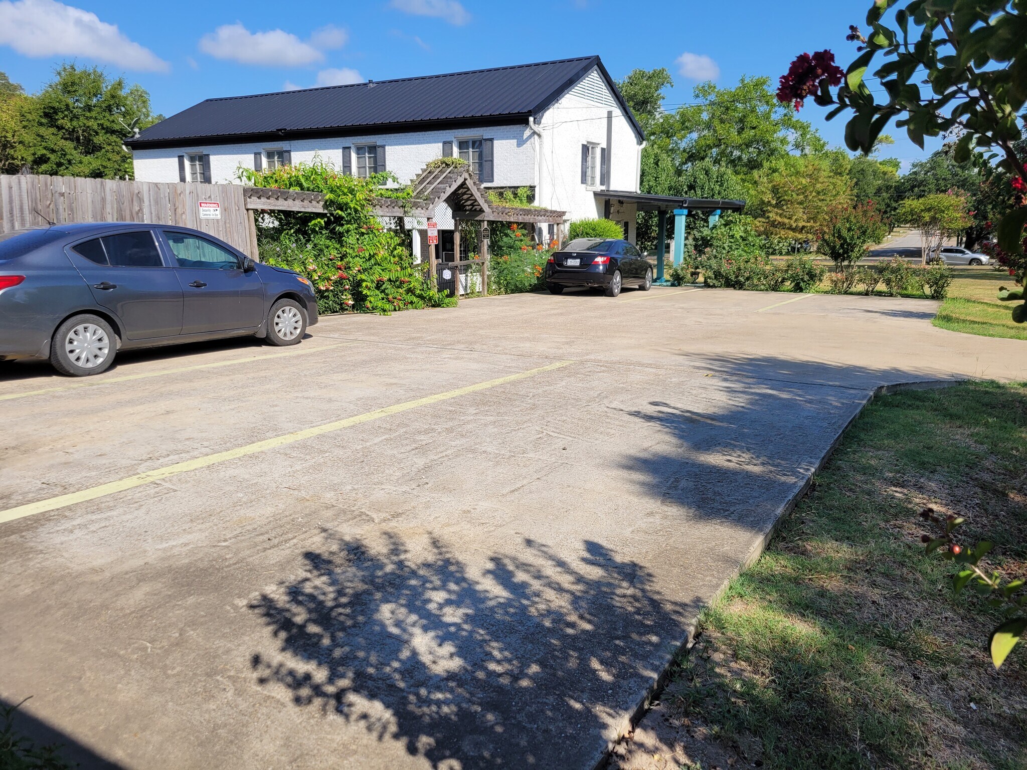 Building Photo - 1308 E Washington Ave