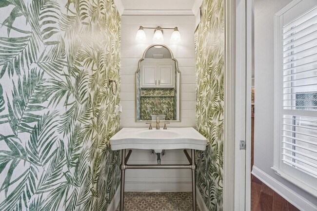 Building Photo - 2900 Creekview Dr