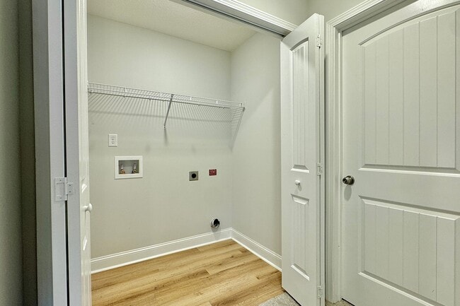 Building Photo - AVAILABLE NOW! (Pet Friendly)