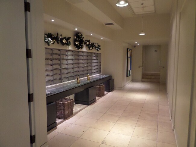 Building Photo - Adorable One Bedroom Seattle Condo in Unbeatable Location - Walk to Pike Place Market!