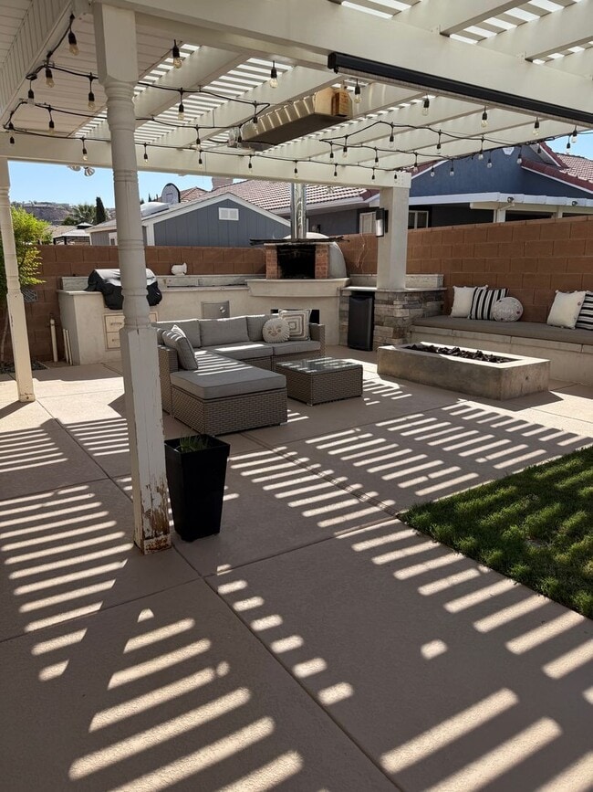 Building Photo - Beautiful 4 bedroom, 3 bathroom Home with a pool!!