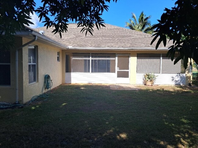 Building Photo - 242 SW Amesbury Ave