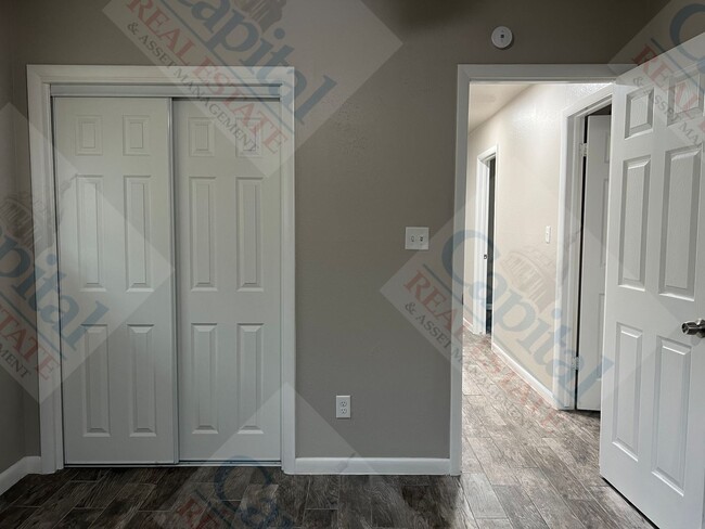 Building Photo - Spacious 3 Bedroom