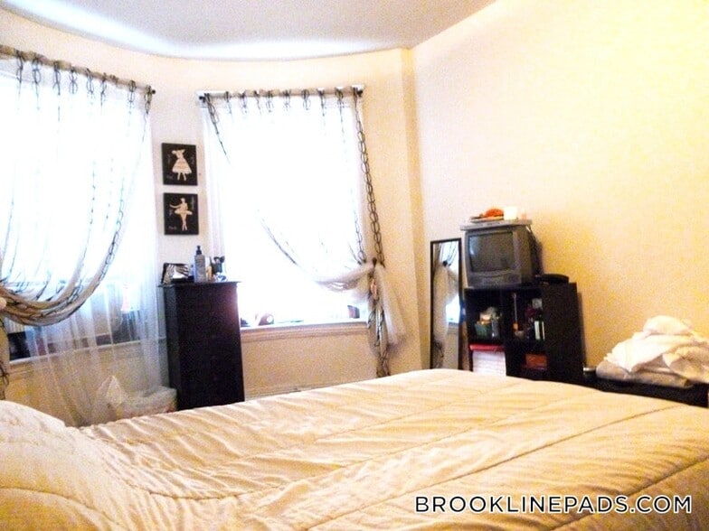 Building Photo - 208 Winthrop Rd