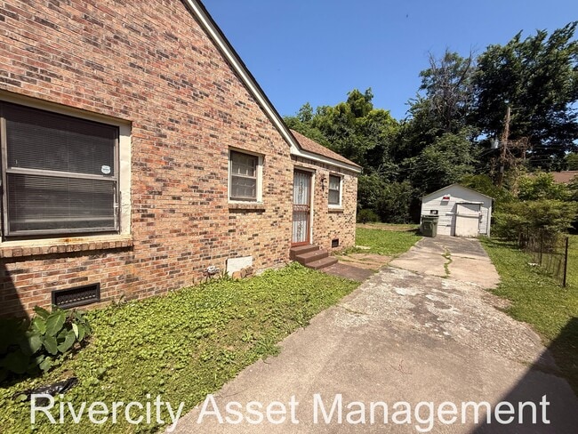 Building Photo - 2308 Larose Ave