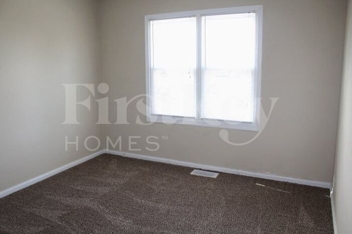Building Photo - 5614 N Victoria Dr