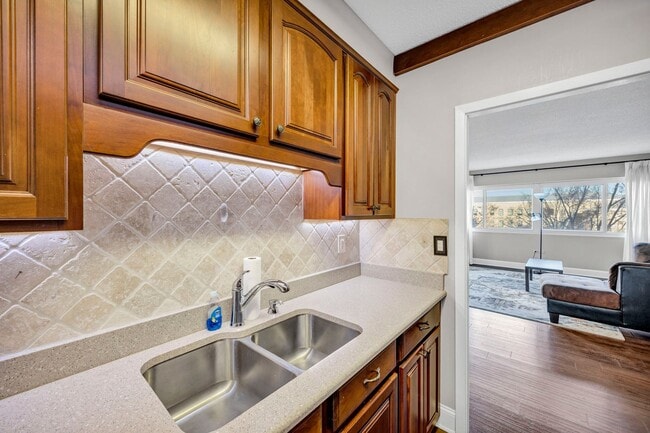 Building Photo - 2 Bedroom 1 Bathroom with Washer/Dryer