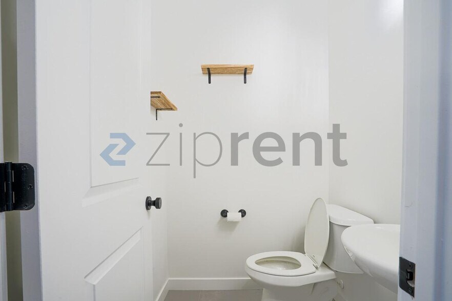 Building Photo - Unit