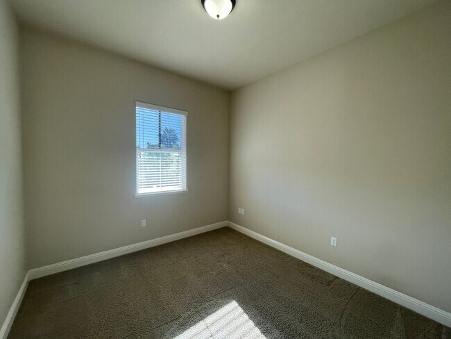 Building Photo - Stunning 4-Bedroom, 3-Bath Home – Available Now!