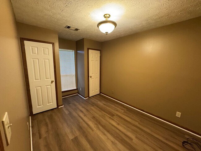Building Photo - Attached Single Level 3 bedroom 2 bath